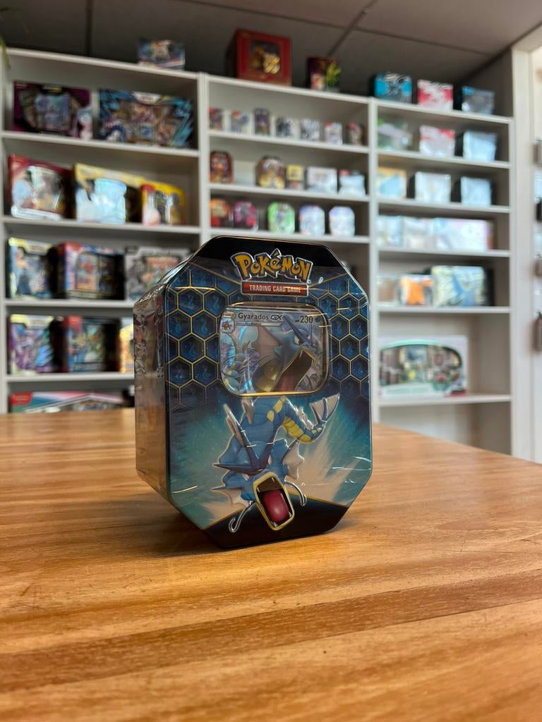 Pokémon Hidden Fates Gyarados GX Tin, Hobby en Vrije tijd, Verzamelkaartspellen | Pokémon, Ophalen of Verzenden, Nieuw