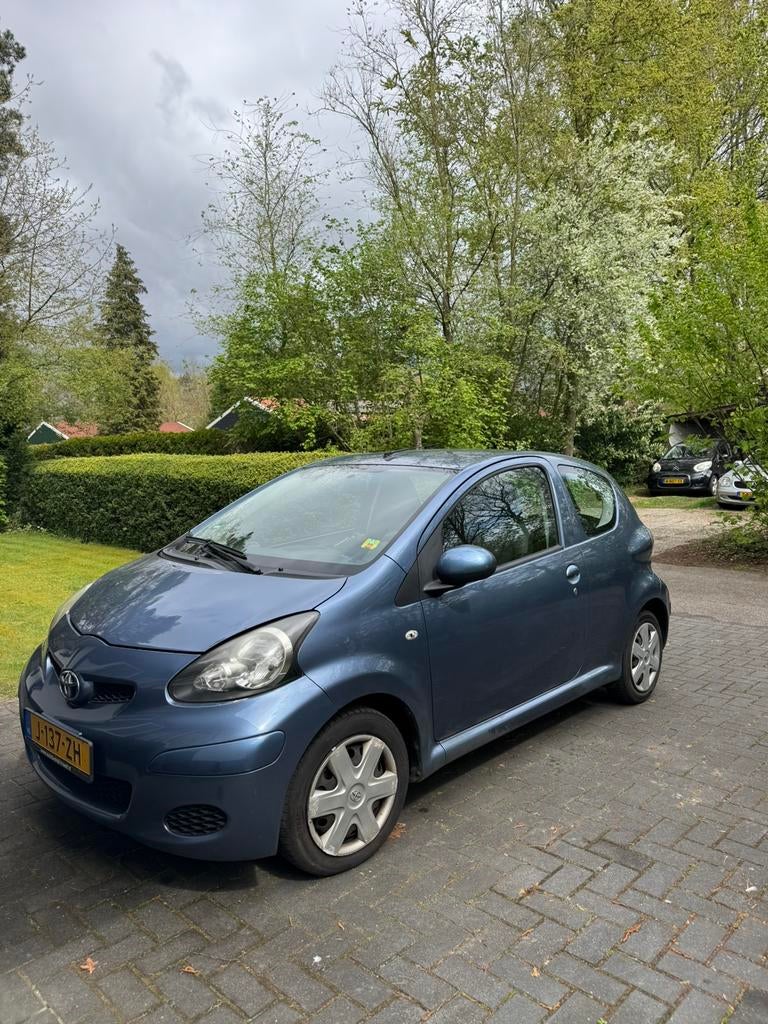 Toyota Aygo 1.0 (2009) – Lage prijs i.v.m. gebruikssporen, Auto's, Voorwielaandrijving, 68 pk, Handgeschakeld, Grijs