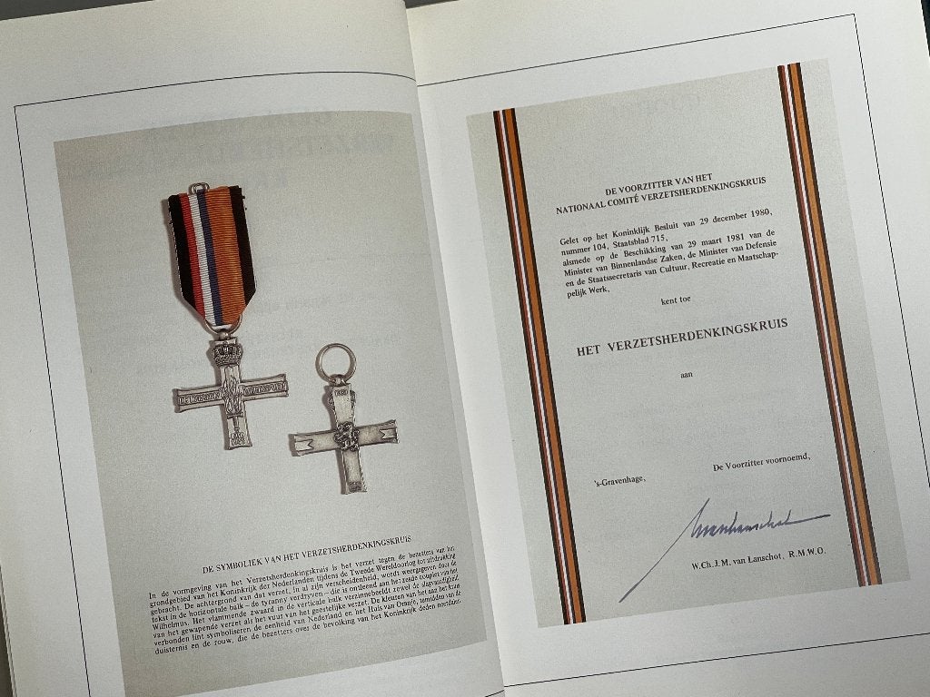 Verzetsherdenkingskruis (1985) WO II, Ophalen of Verzenden, Overige soorten, Nederland, Boek of Tijdschrift