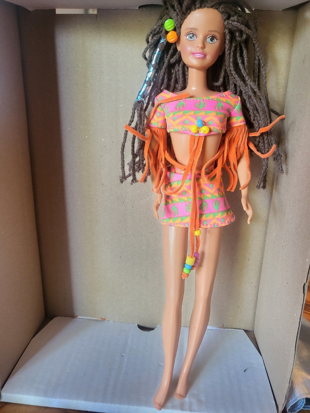 Barbie mattel  met dreadlocks en kleurrijke kleding, Ophalen of Verzenden, Zo goed als nieuw, Barbie