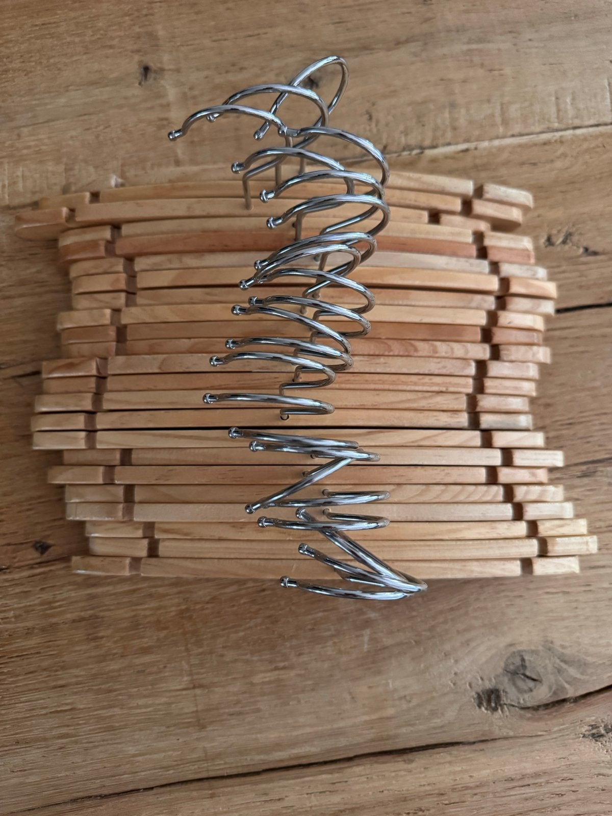 25 Houten kledinghangers met metalen haken (Hema), Ophalen, Gebruikt, Hout, Volwassenen