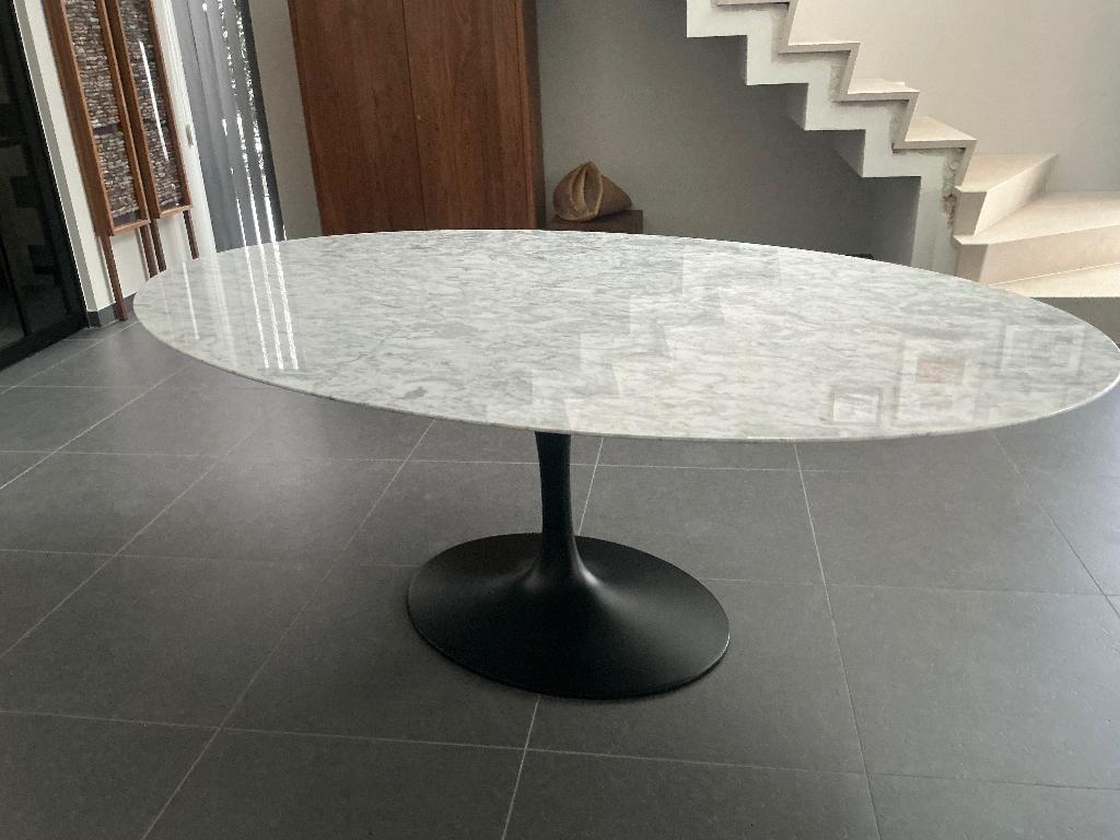 Ovale tulip-tafel in Carrara marmer, Huis en Inrichting, Ophalen, Overige materialen, 100 tot 150 cm, Zo goed als nieuw