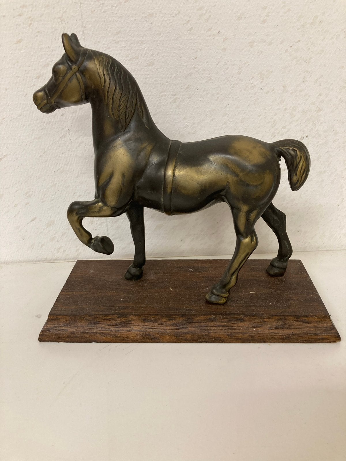 Bronzen paard op houten sokkel - Vintage decoratie, Antiek en Kunst, Minder dan 20 cm, Ophalen of Verzenden, Beeld, Bruin
