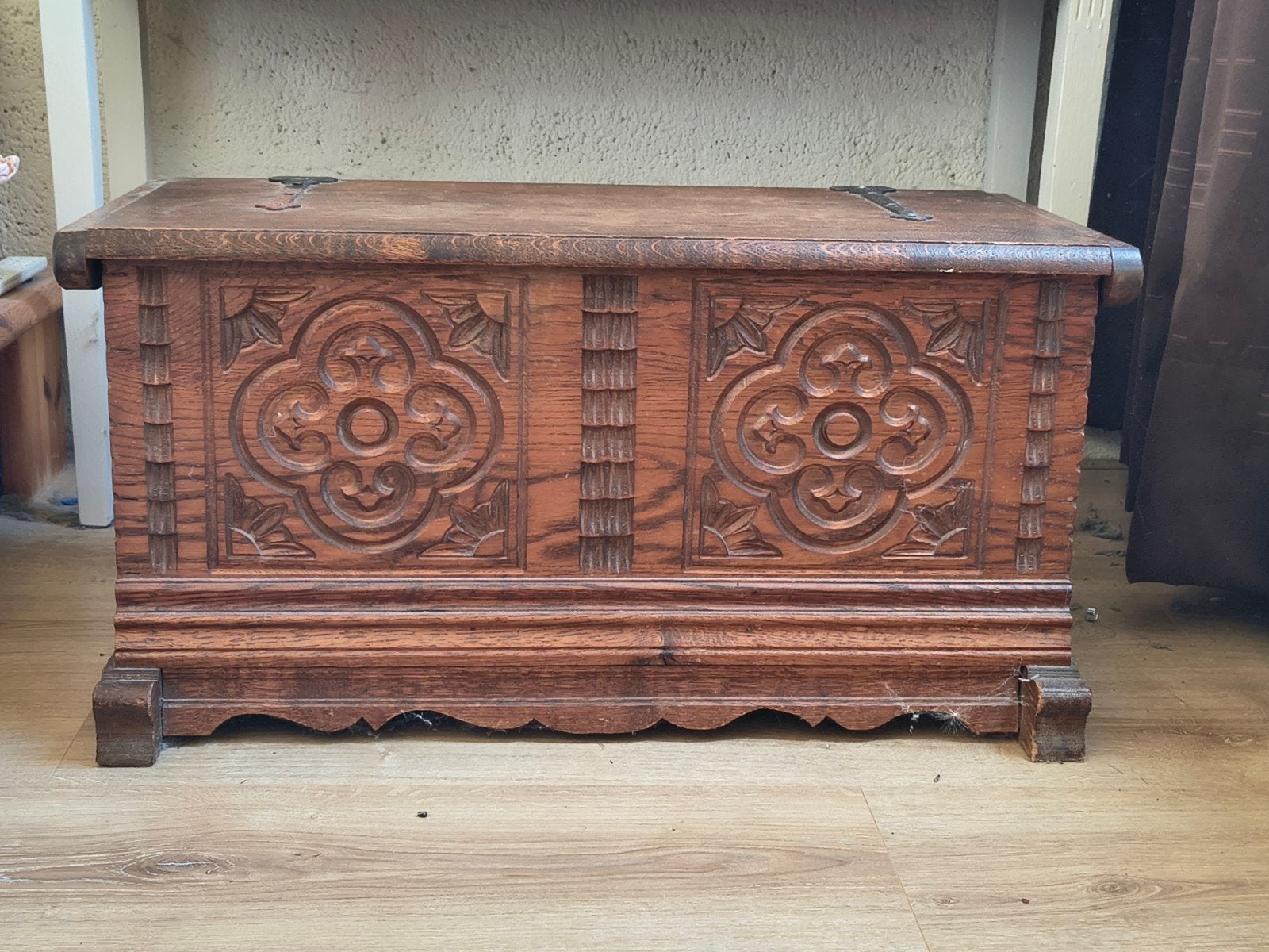 Eikenhouten Kist met Gotische Carving, Ophalen