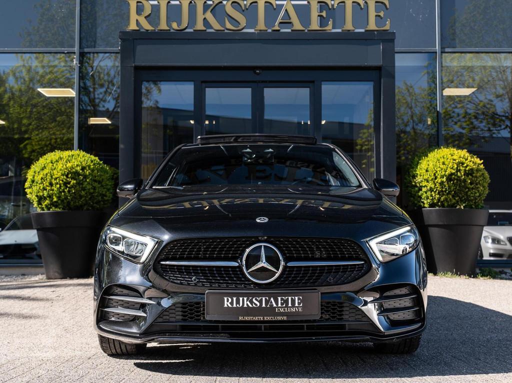 Mercedes A-klasse A250e AMG Line|PANO|SFEER|ACC|360°|18'', Auto's, Mercedes-Benz, Gebruikt, 4 cilinders, Leder en Stof, Zwart