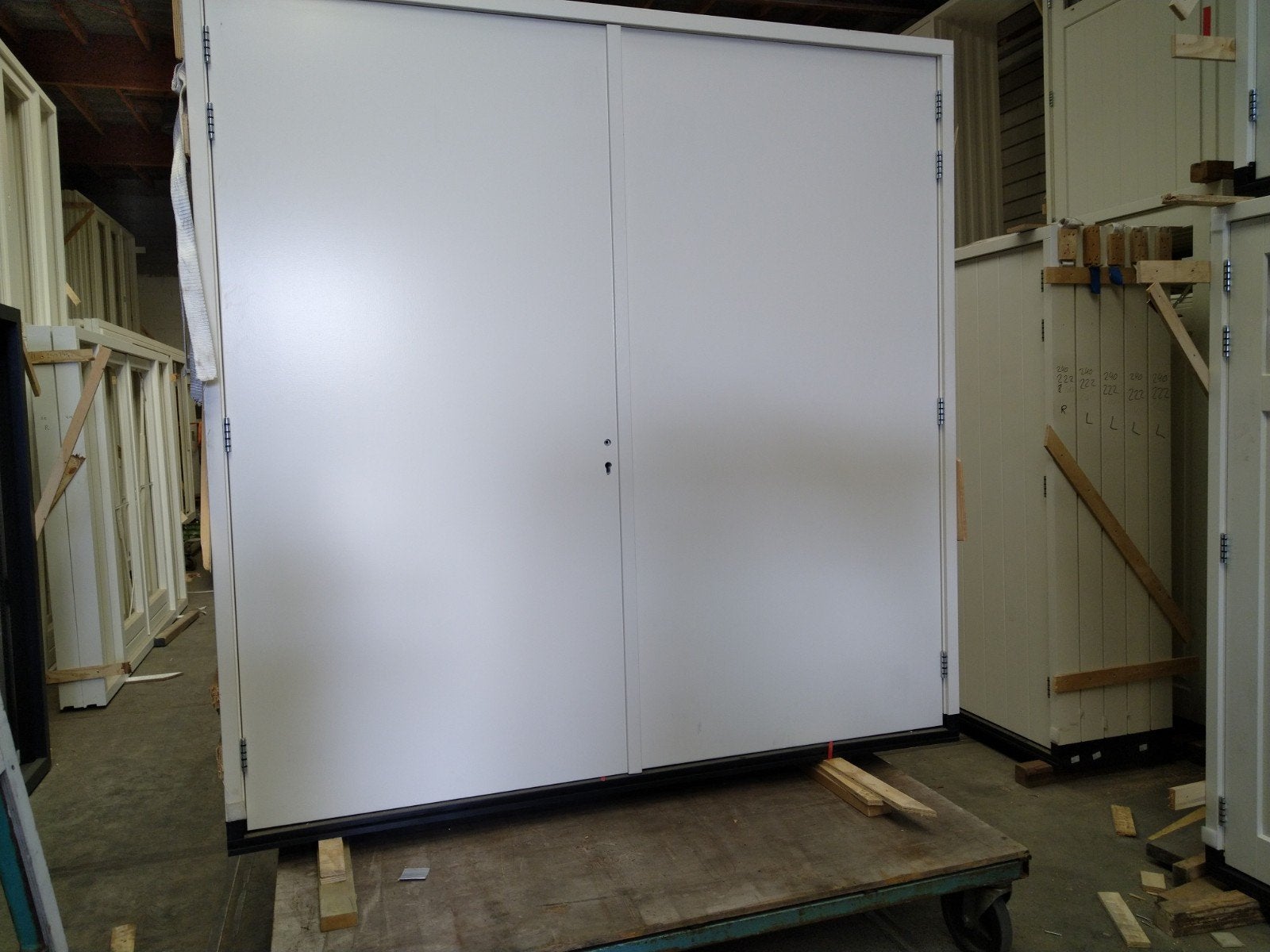 hardhout kozijn met dubbele garage deuren, Doe-het-zelf en Verbouw, Ophalen of Verzenden, Hout, 120 cm of meer, 215 cm of meer