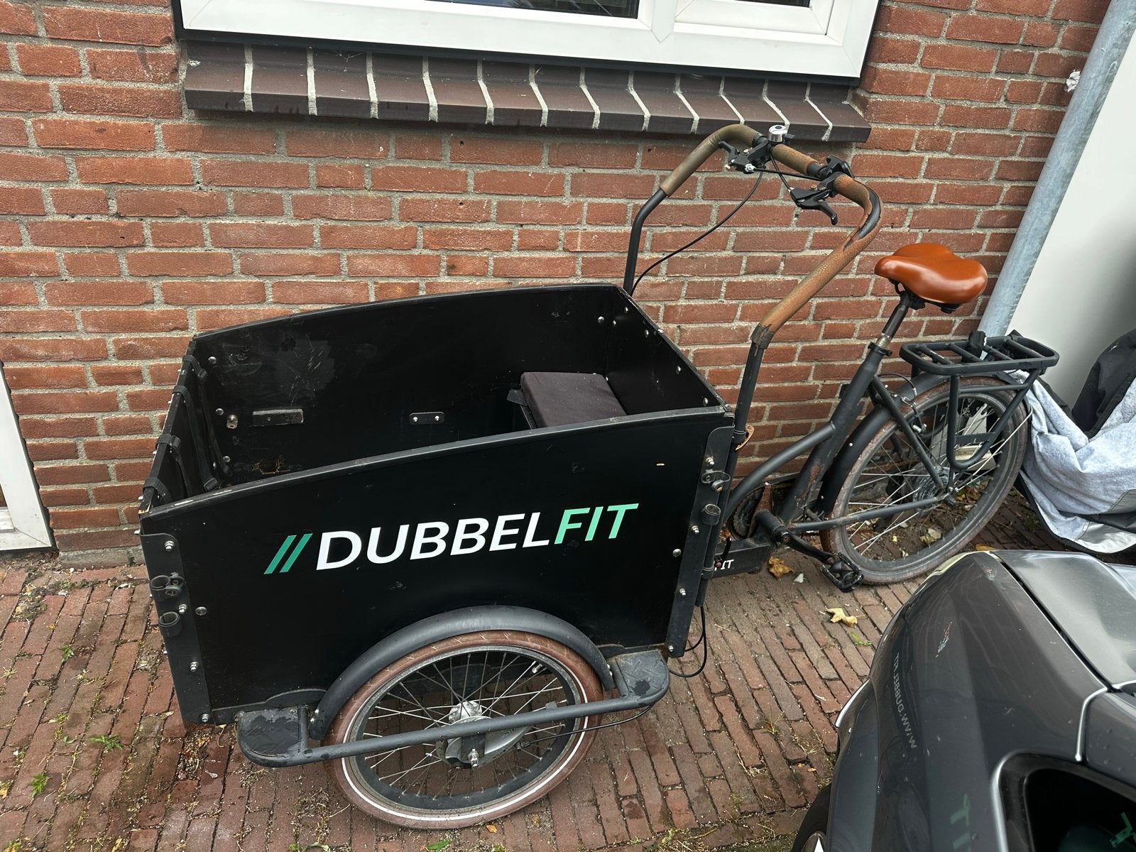 Elektrische bakfiets met ruime bak en gordels, Fietsen en Brommers, Fietsen | Bakfietsen, Gebruikt, Goederen, Elektrisch, Ophalen