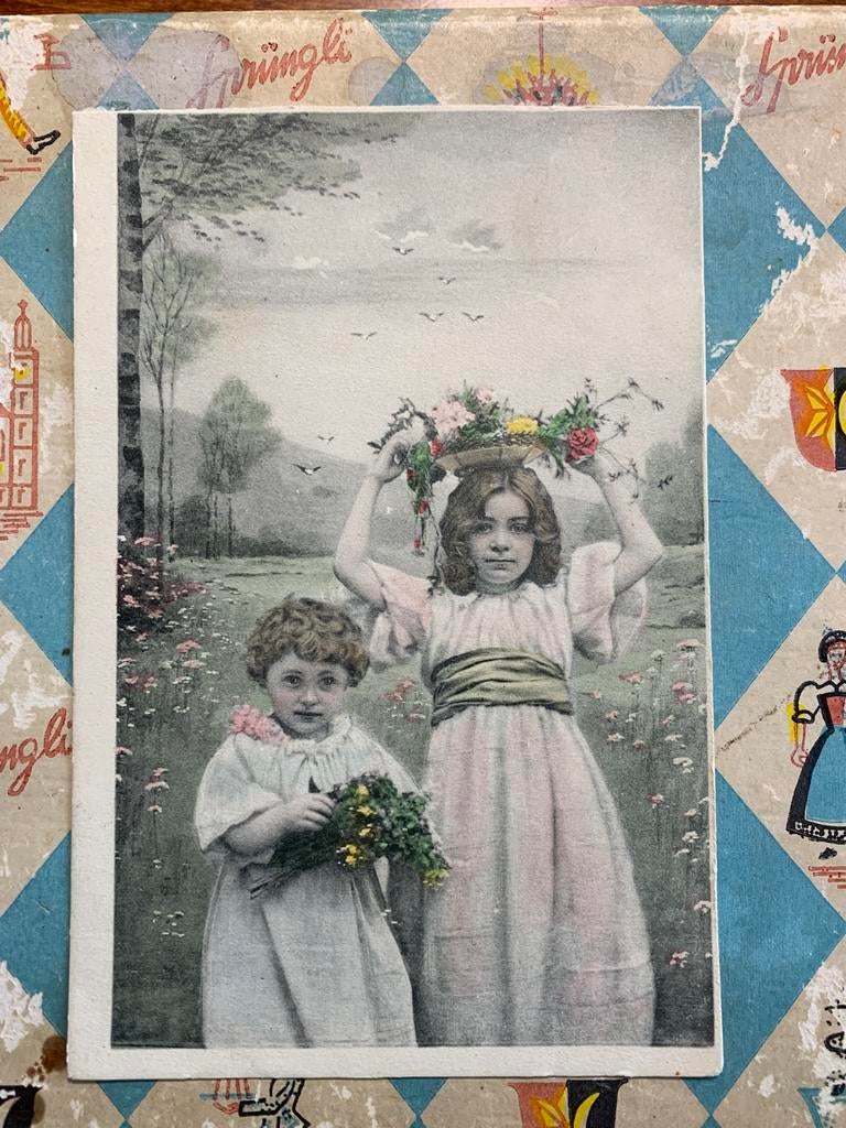 Twee meisjes in een bloemenveld (SL), Ophalen of Verzenden, Voor 1920, Gelopen, Kinderen