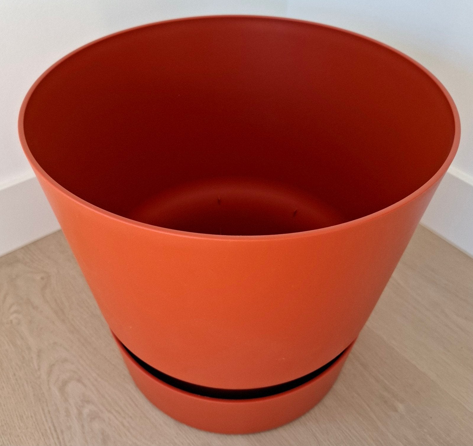 Grote terrakleurige kunststof bloempot met schotel Elho, Kunststof, Rond, Zo goed als nieuw, Minder dan 40 cm