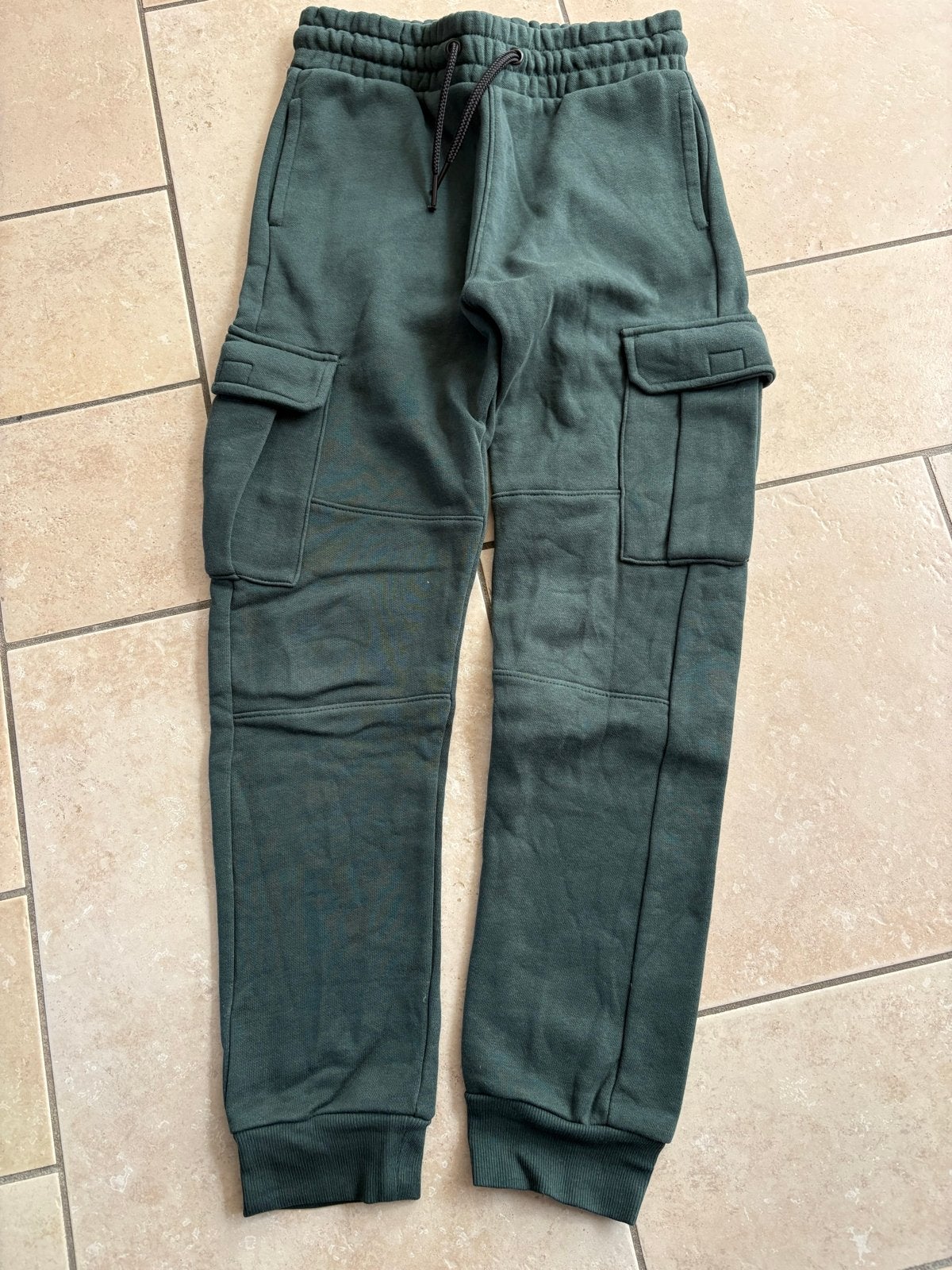 Groene joggingbroek maat 134-140, zgan + gratis pumabroek, Ophalen of Verzenden, Zo goed als nieuw, Jongen of Meisje, Broek