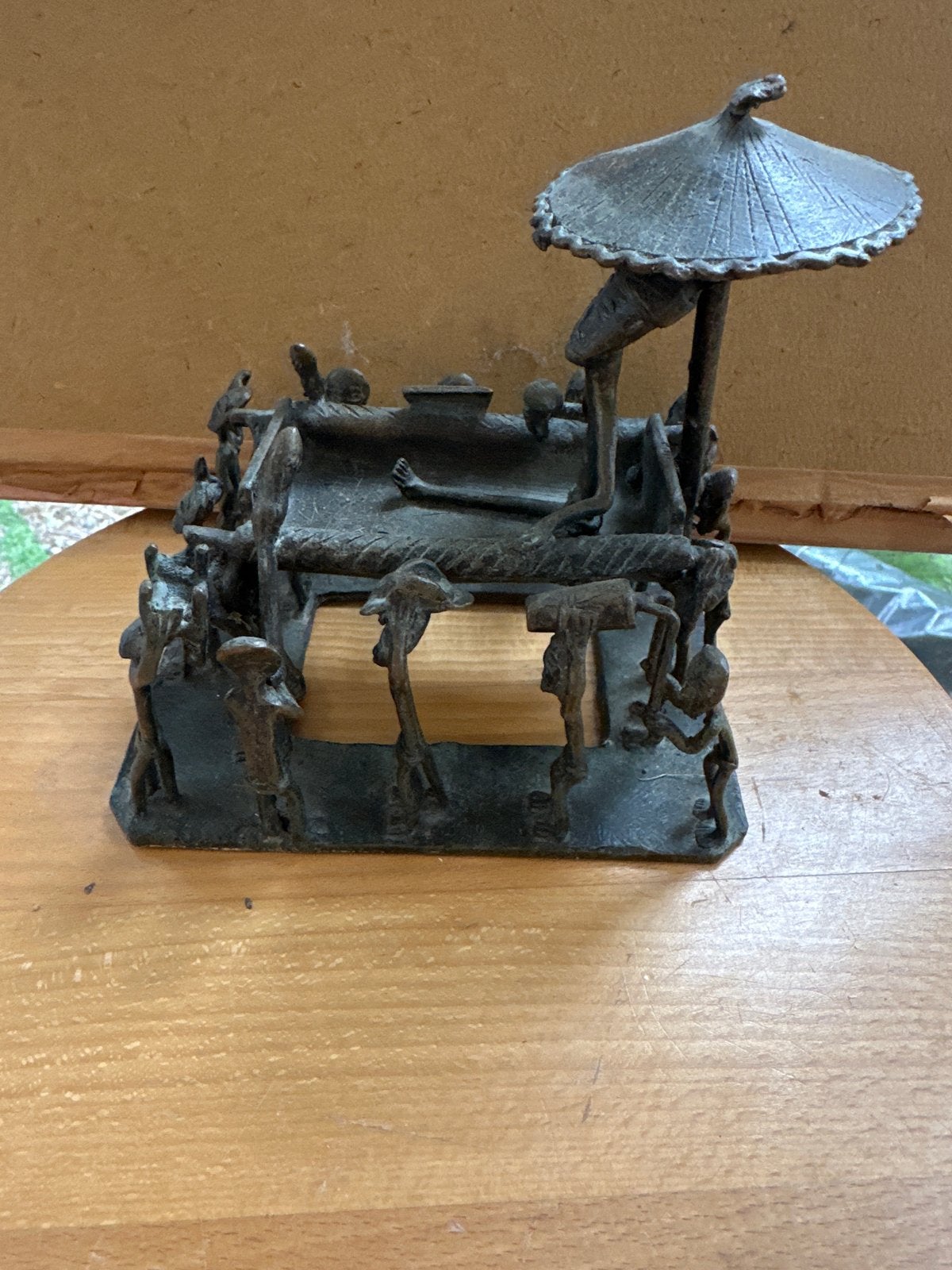 Bronzen beeld: Afrikaanse scène met figuren en parasol, Antiek en Kunst, Kunst | Beelden en Houtsnijwerken, Ophalen, Minder dan 20 cm