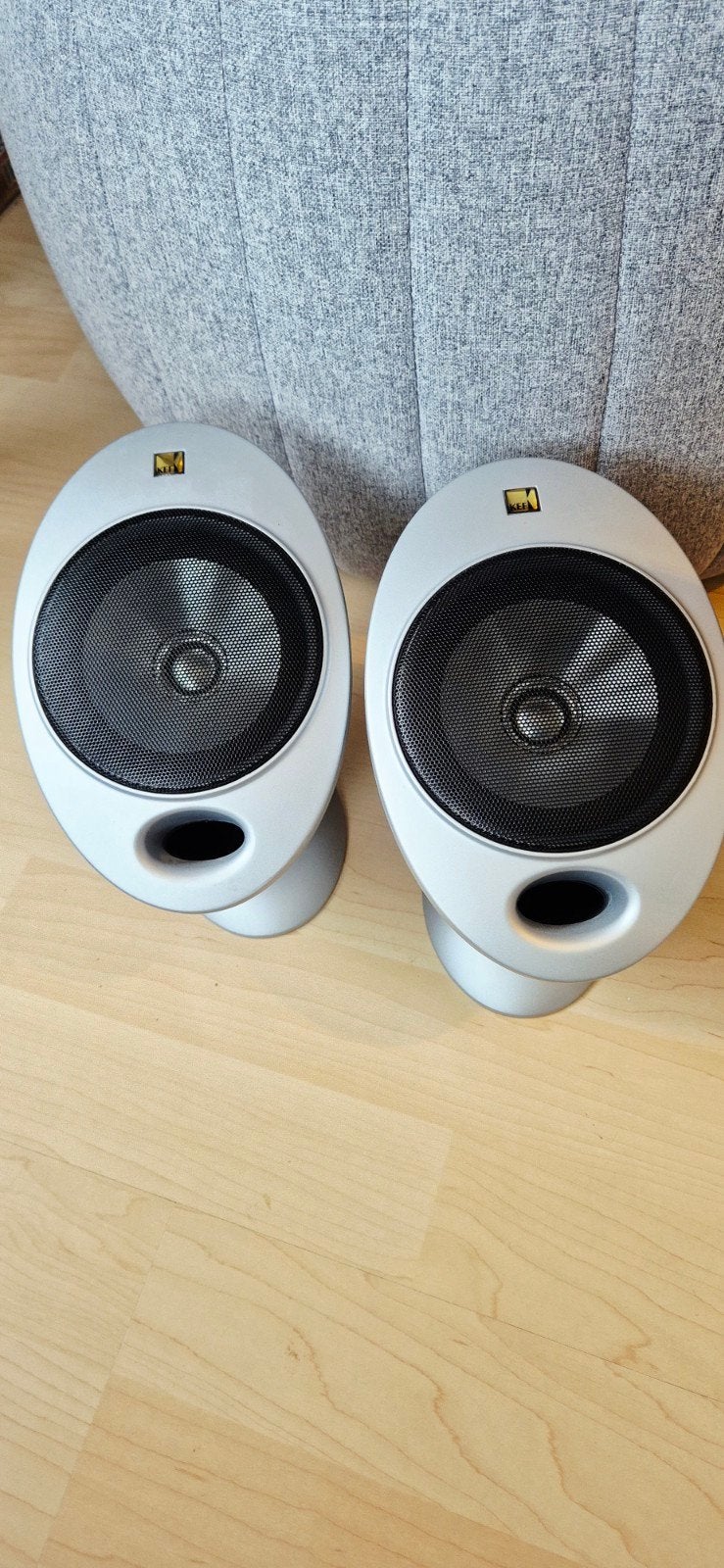 KEF Stereo speakers - Zilver (Paar) 100 Watt 8 Ohm, Ophalen, Zo goed als nieuw, 60 tot 120 watt, Boekenplank luidspreker