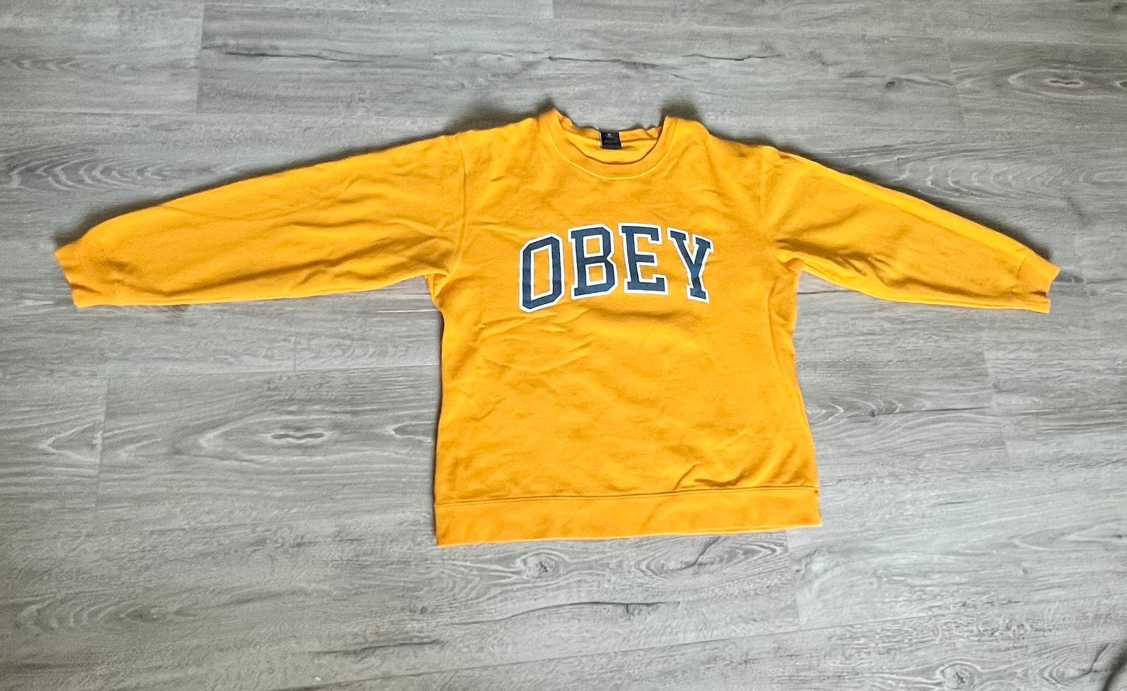 Gele OBEY trui (Maat M), Ophalen of Verzenden, Zo goed als nieuw, Maat 38/40 (M), Geel