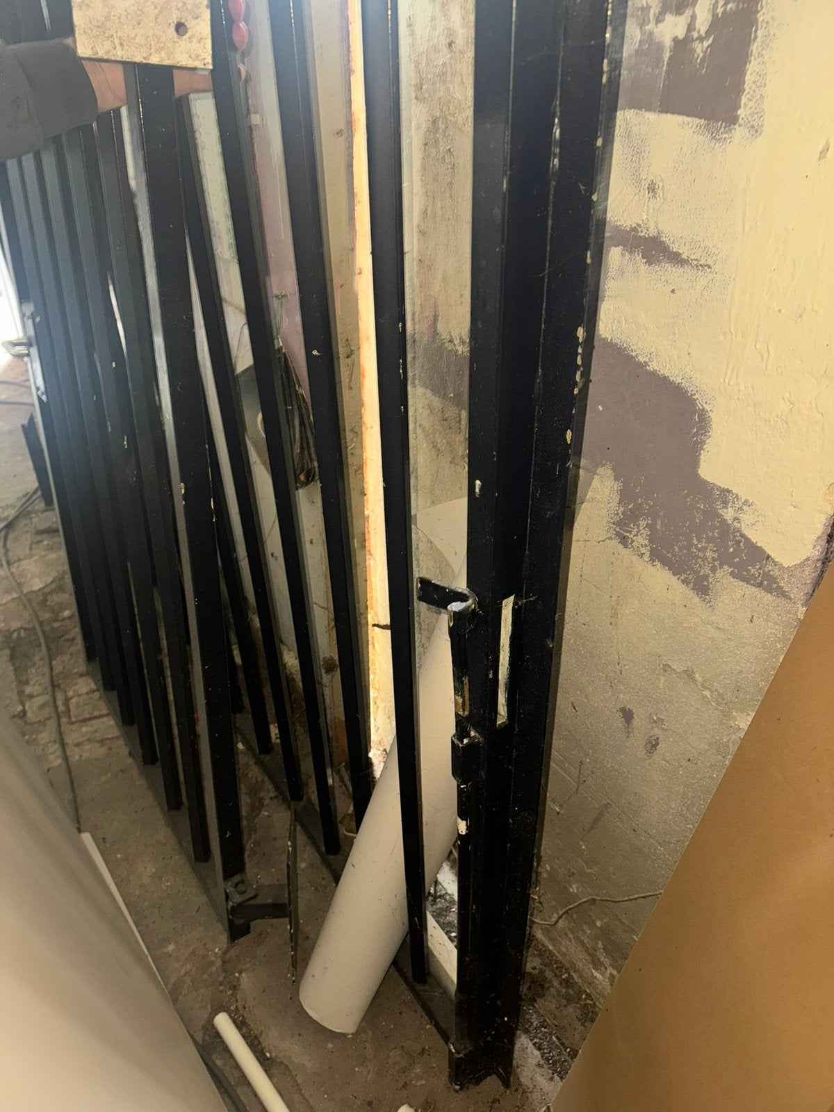 Zwart metalen hekwerk / sierhek met poort – stevig ijzer, Ophalen, Met poort, Zo goed als nieuw, Sierhekwerk