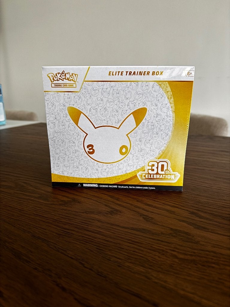 Pokémon 30th Anniversary Elite Trainer Box (ETB) Sealed, Ophalen, Nieuw, Boosterbox, Foil