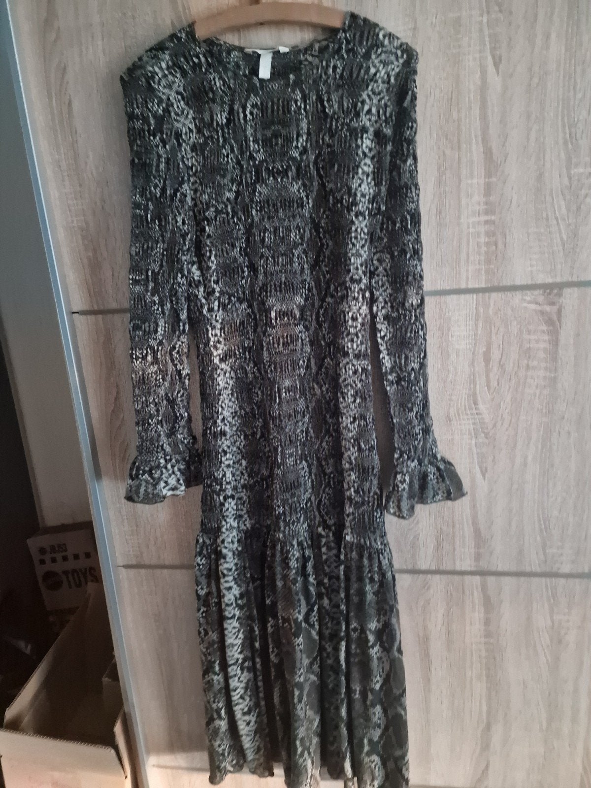 Lange legergroene jurk met slangenprint, Maat 38/40 (M), H&M, Ophalen of Verzenden, Gedragen