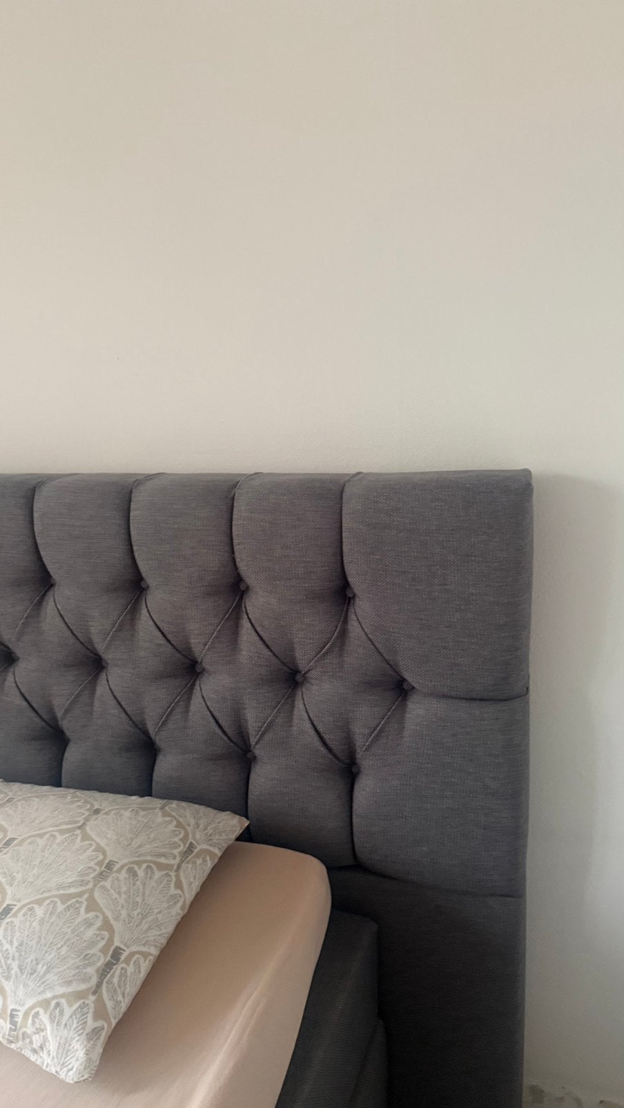 Tweepersoonsbed  met groot hoofdbord + poef – grijs, Ophalen, Tweepersoons, 160 cm, Stof