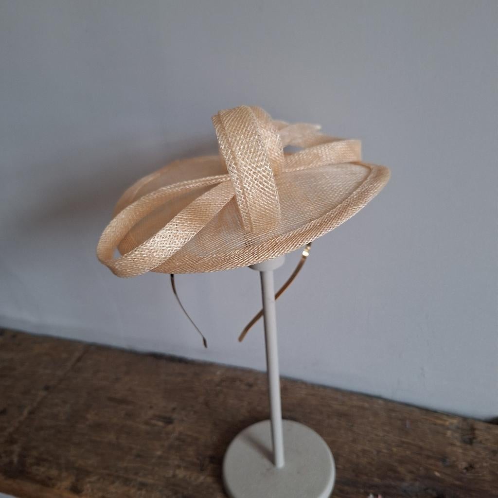 Naturel fascinator, Kleding | Dames, Hoeden en Petten, Ophalen of Verzenden, Zo goed als nieuw, One size fits all