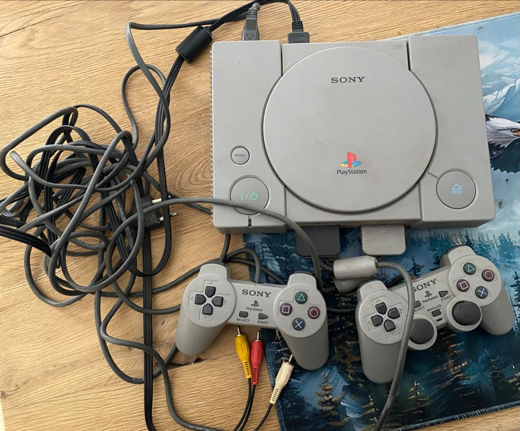 PlayStation 1 met 2 controllers - Werkt perfect!, Spelcomputers en Games, Spelcomputers | Sony PlayStation 1, Ophalen of Verzenden