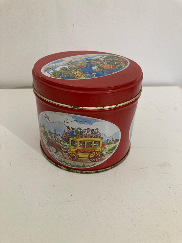 Vintage rode blikken trommel met historische afbeeldingen, Ophalen of Verzenden, Gebruikt, Koek(jes), Overige merken