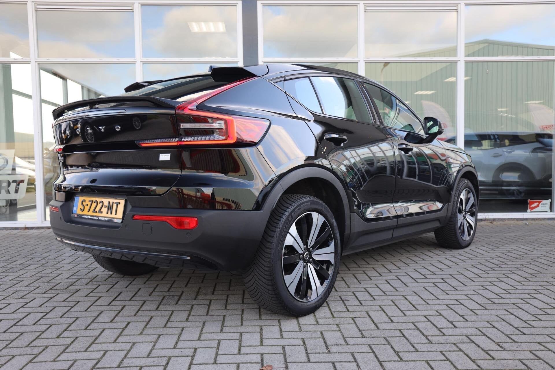 Volvo C40 Recharge Core 69 kWh|Camera|Panoramadak|Carplay|Na, Auto's, Gebruikt, Met garantie (alle), Parkeersensor, Zwart