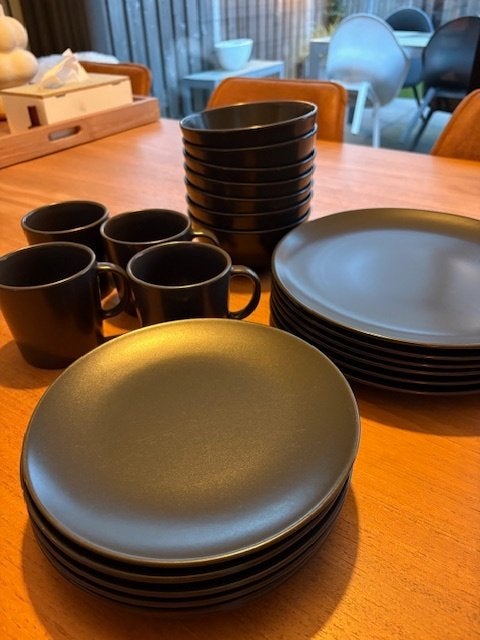 IKEA FARGKLAR SERVIES, DONKERGRIJS NU MAAR 20,00, Ophalen, Overige typen, IKEA, Zo goed als nieuw