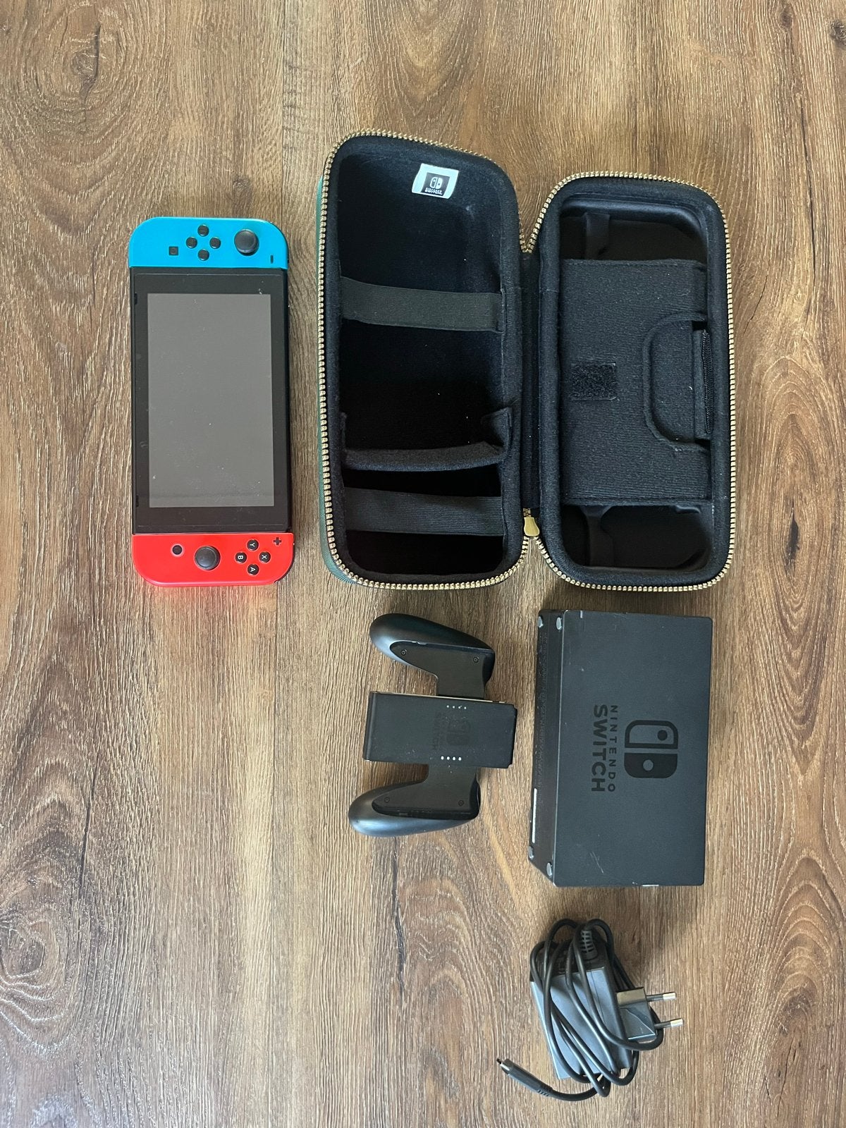 Nintendo Switch met oplader en opbergcase, Ophalen, Zo goed als nieuw, Met 2 controllers, Switch Original
