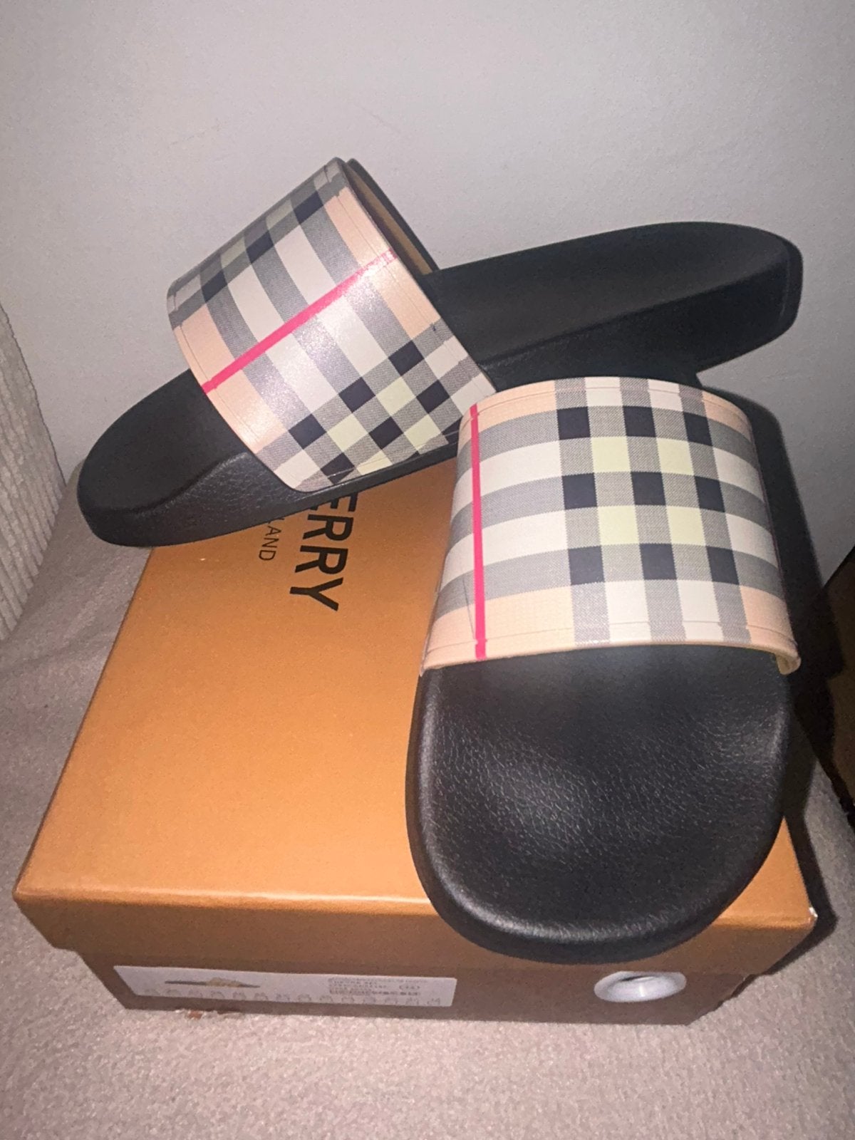 Burberry Slippers — Maat 45, Ophalen of Verzenden, Overige maten, Zwart