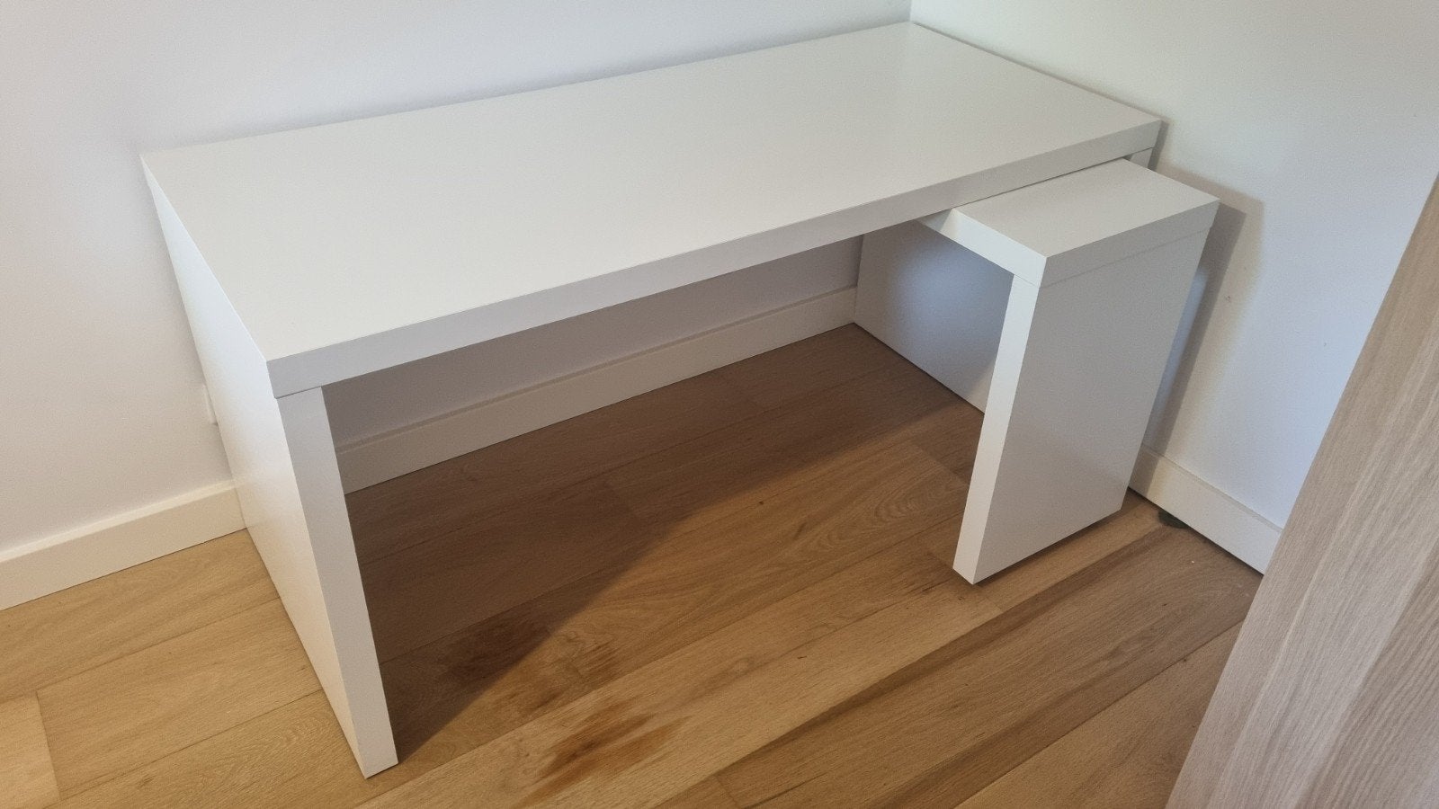 MALM bureau met uitschuifbaar blad - wit, Huis en Inrichting, Bureaus, Gebruikt, Hoekbureau, IKEA, Modern, Spaanplaat of MDF, Wit