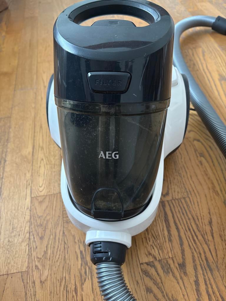 AEG Stofzuiger met reservoir - Krachtig en Compact, Witgoed en Apparatuur, Stofzuigers, Ophalen of Verzenden, Gebruikt, Reservoir
