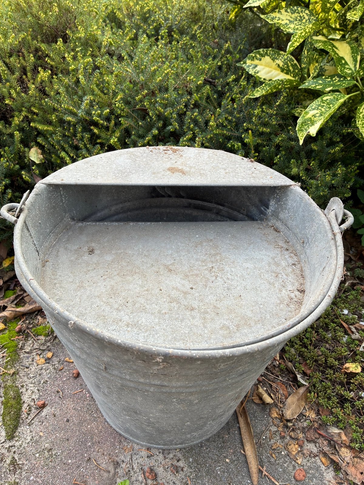 Antieke ijzeren wateremmer voor dieren, Ophalen