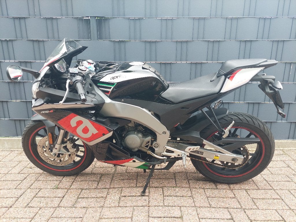 Aprilia RS4 Sportieve 50cc schakelbrommer, Ophalen, 6 versnellingen, Maximaal 45 km/u, Zo goed als nieuw