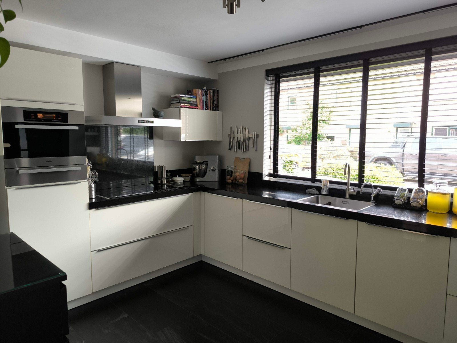 Moderne hoekkeuken met Miele apparatuur en granieten blad, Gebruikt, Wit, Hoekkeuken, Graniet of Steen