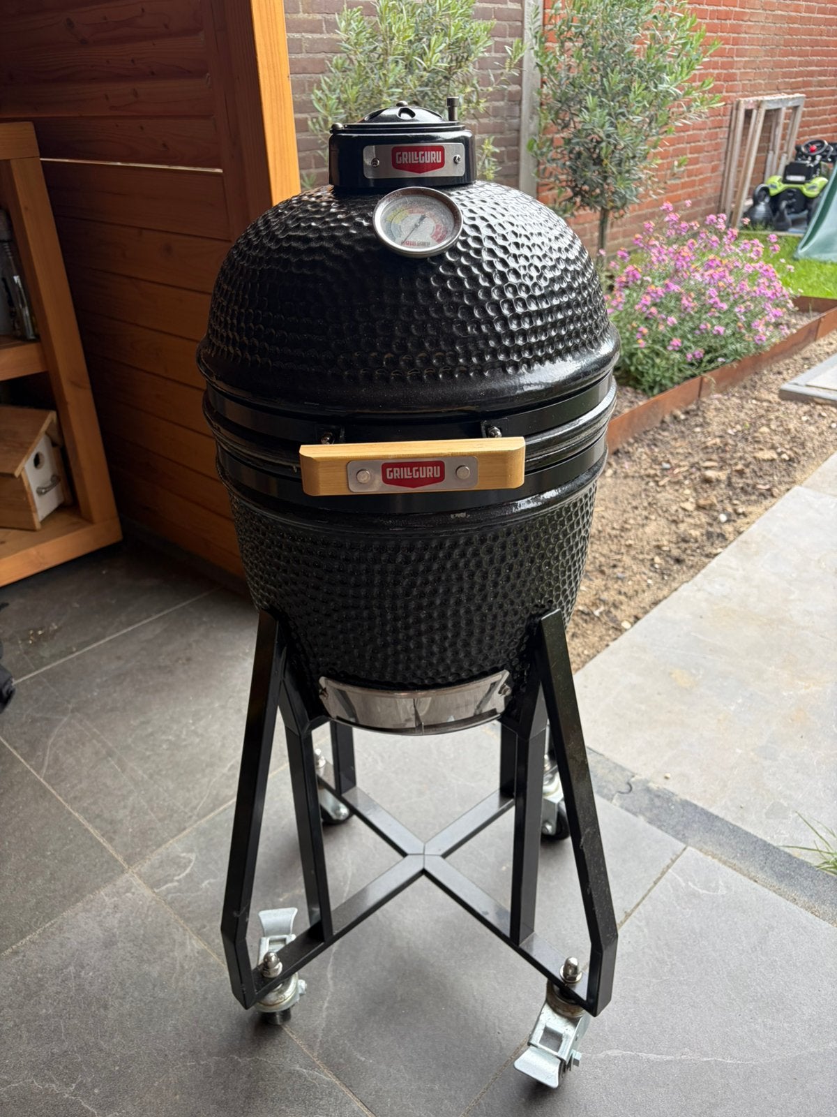Grill Guru Kamado Compact | 1 jaar oud | verrijdbaar, Tuin en Terras, Houtskoolbarbecues, Ophalen, Zo goed als nieuw