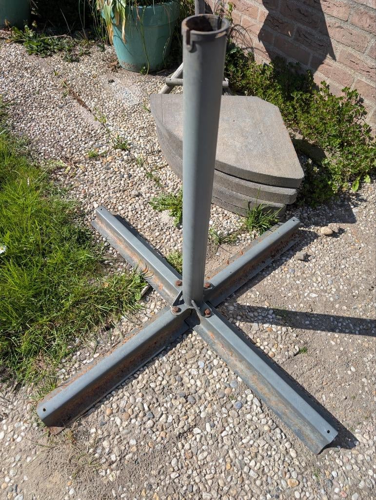 Kruisvoet zweefparasol met 4 betonstenen, Ophalen of Verzenden, Gebruikt, 1 tot 2 meter, Parasolvoet