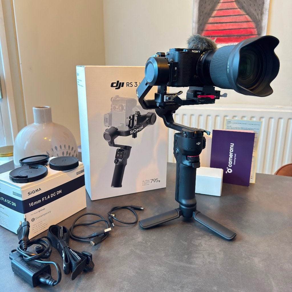 Sony ZV-E10 + Sigma 16mm f1.4 + DJI RS 3 Mini Creator Kit, Ophalen, Gebruikt, Lensdop, Ingebouwde flitser