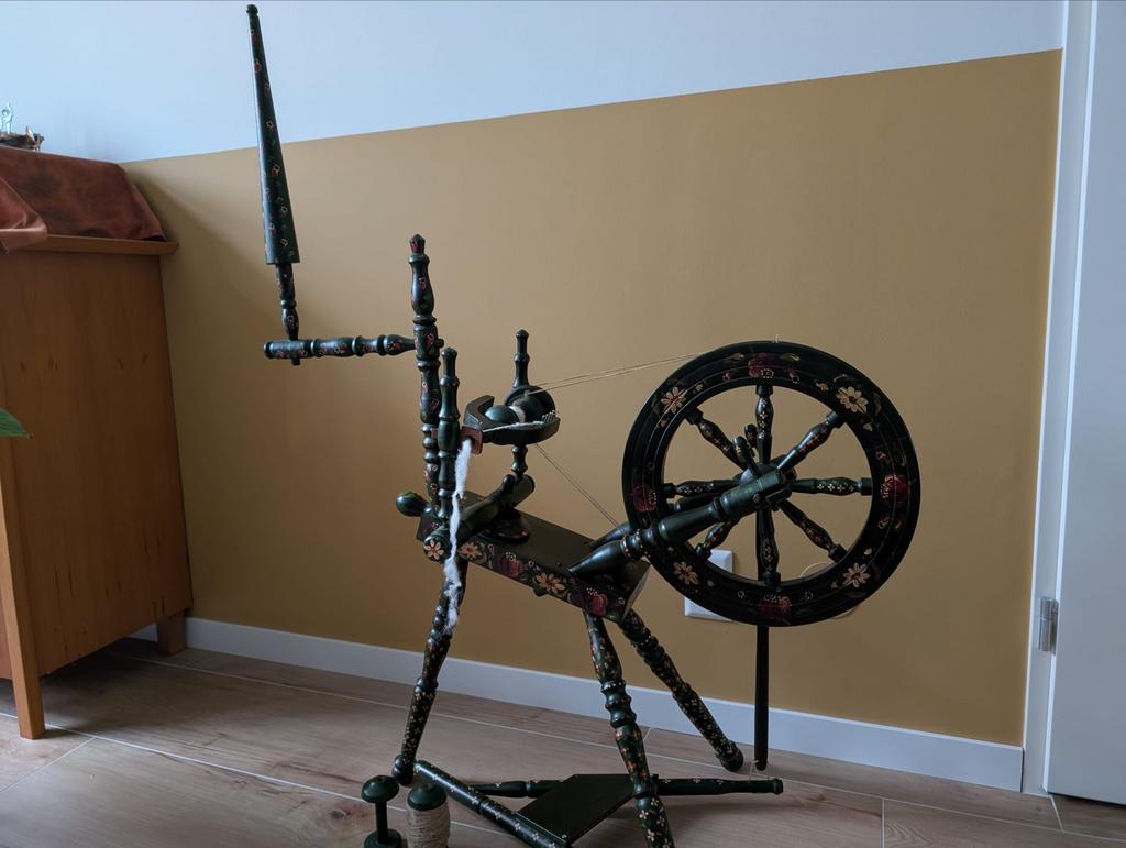 Antiek Spinnewiel - Handgeschilderd en Functioneel (wd-30), Hobby en Vrije tijd, Spinnewielen en Spinnen, Gebruikt, Spinnewiel