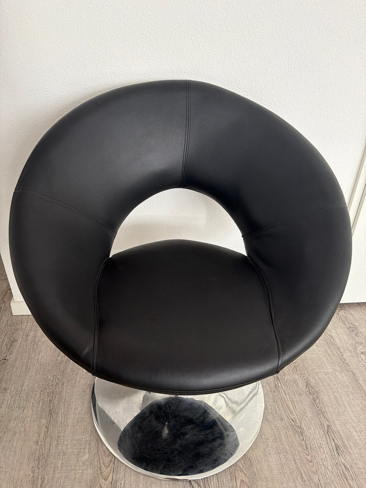 Moderne Zwarte Kuipstoel met Chromen Voet, Huis en Inrichting, Stoelen, Ophalen, Gebruikt, Zwart, Leer