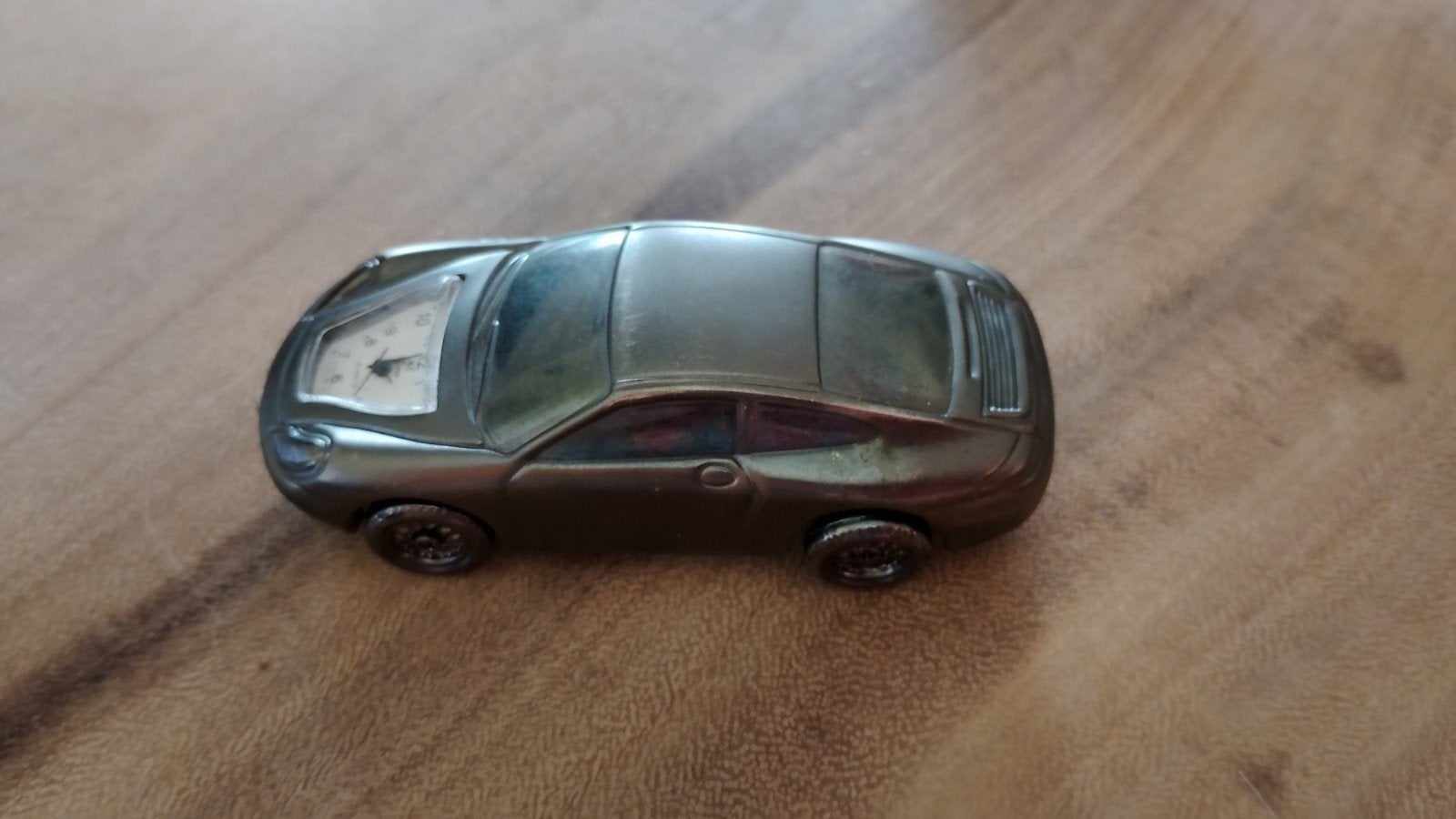 Modelauto met klok, Hobby en Vrije tijd, Modelauto's | Overige schalen, Ophalen of Verzenden, Auto