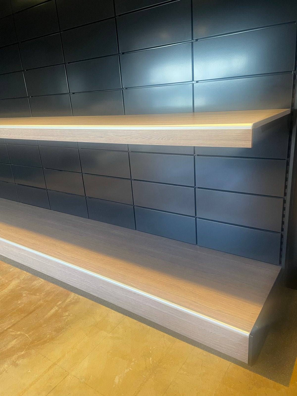 Moderne Winkelstelling Showroom stellingen., Ophalen, Zo goed als nieuw