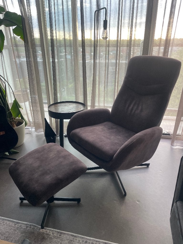 Luxe taupe/groene suède fauteuil met voetenbankje, Ophalen, Modern industrieel met een warme, luxe uitstraling, 75 tot 100 cm