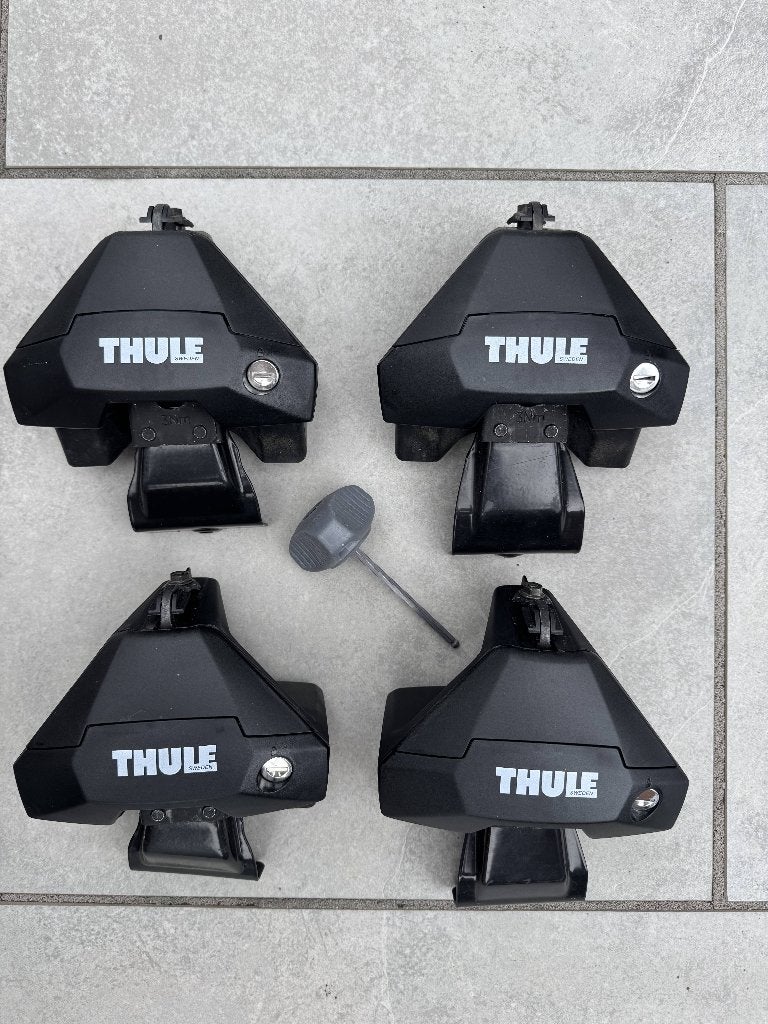 Thule dakdragervoeten 7105 + Kit 145313 Volvo C40, Auto diversen, Dakdragers, Ophalen of Verzenden, Gebruikt
