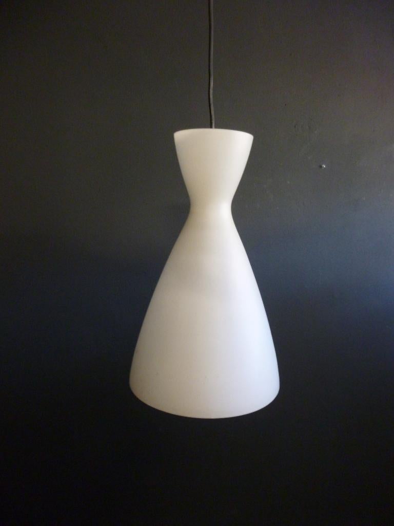 Prachtige vintage Peill & putztler design melkglas hanglamp, Huis en Inrichting, Lampen | Hanglampen, Gebruikt, Glas, Ophalen