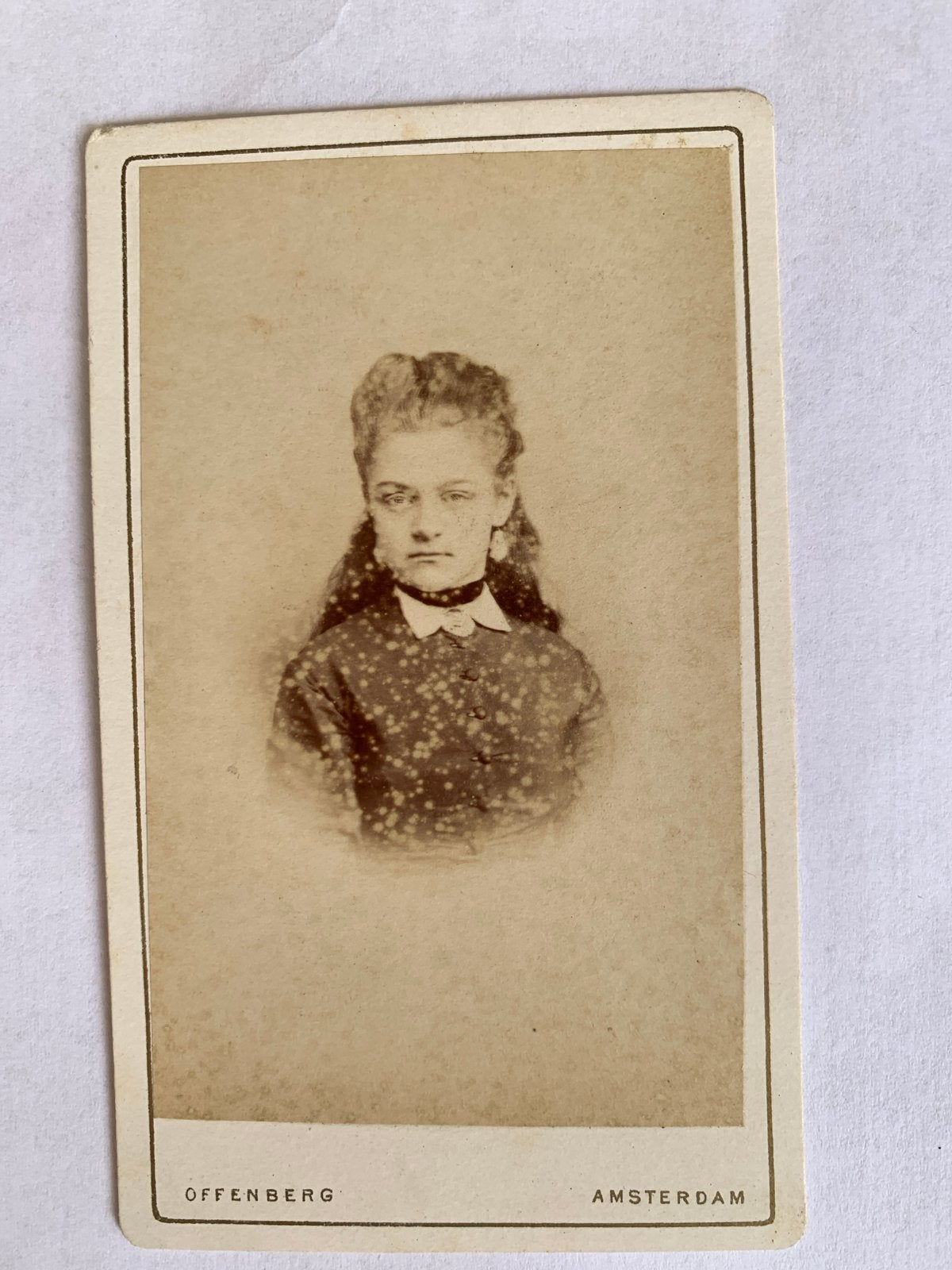 Antieke Carte de Visite: Jonge Dame door Offenberg Amsterdam, Gebruikt, Foto, Ophalen of Verzenden, Voor 1940