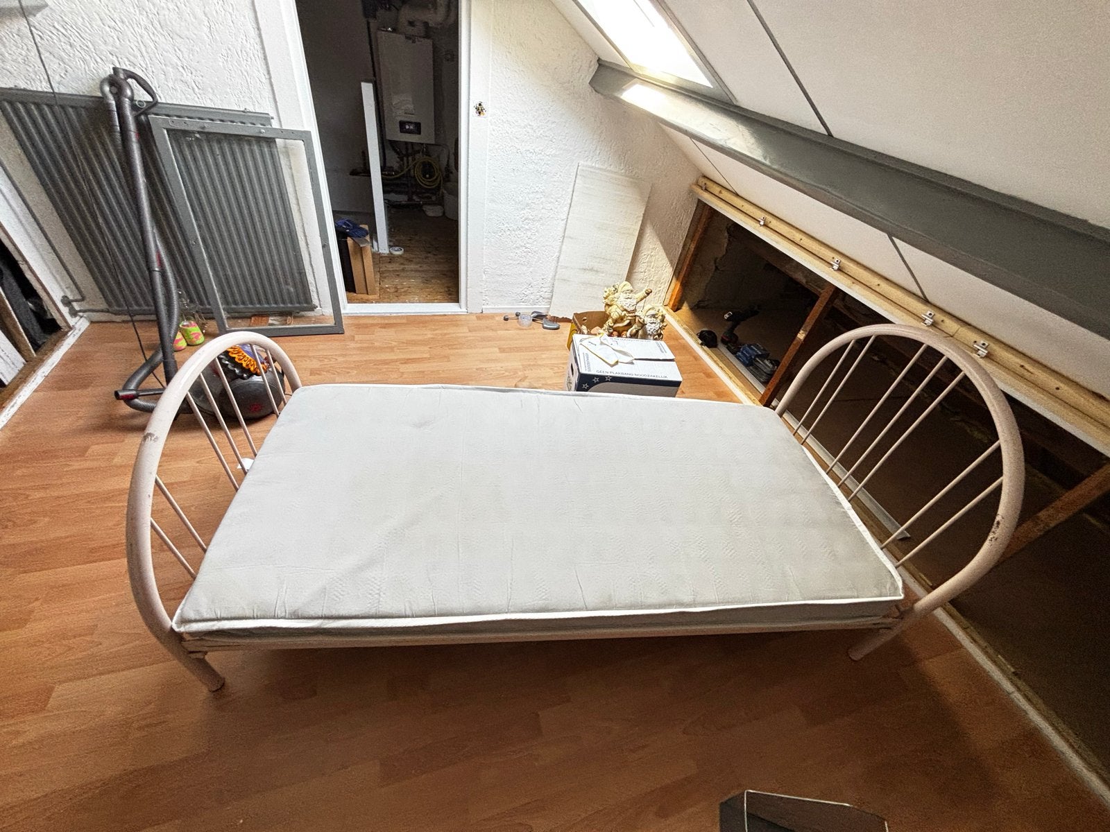 Eenpersoonsbed met matras - Wit metaal, Ophalen, Gebruikt, 90 cm, Eenpersoons