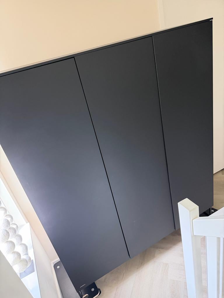 Kidsmill Kledingkast Zwart + nachtkastje, Met deur(en), 150 tot 200 cm, Ophalen of Verzenden, Zo goed als nieuw