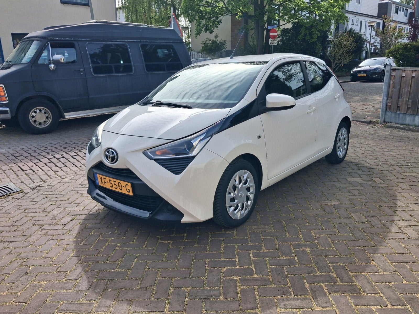 Toyota Aygo 1.0 Vvt-i 72pk 5D 2019 Wit, Voorwielaandrijving, Stof, Zwart, 4 stoelen
