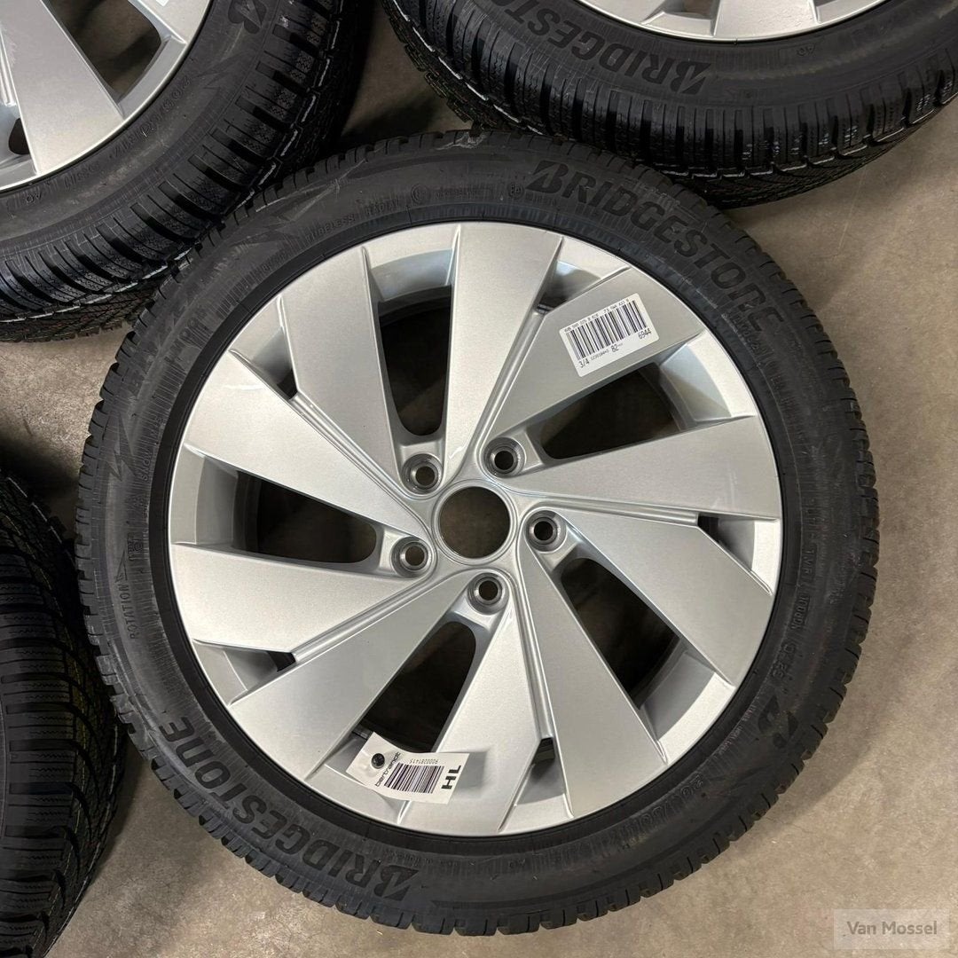 VW Golf 8 Bridgestone Blizzak LM005 205/50/R17 93H, Gebruikt, -, -, Banden en Velgen