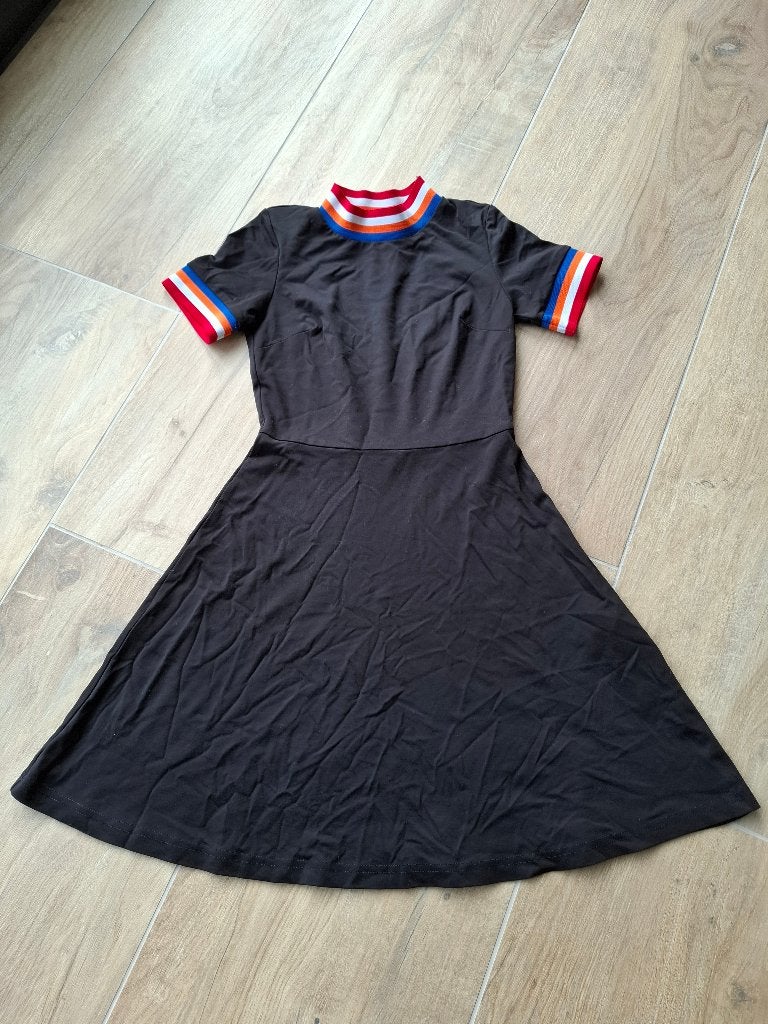FB Sister zwarte jurk met kleurrijke boorden - maat XS, Kleding | Dames, Jurken, Zo goed als nieuw, Maat 34 (XS) of kleiner, Zwart
