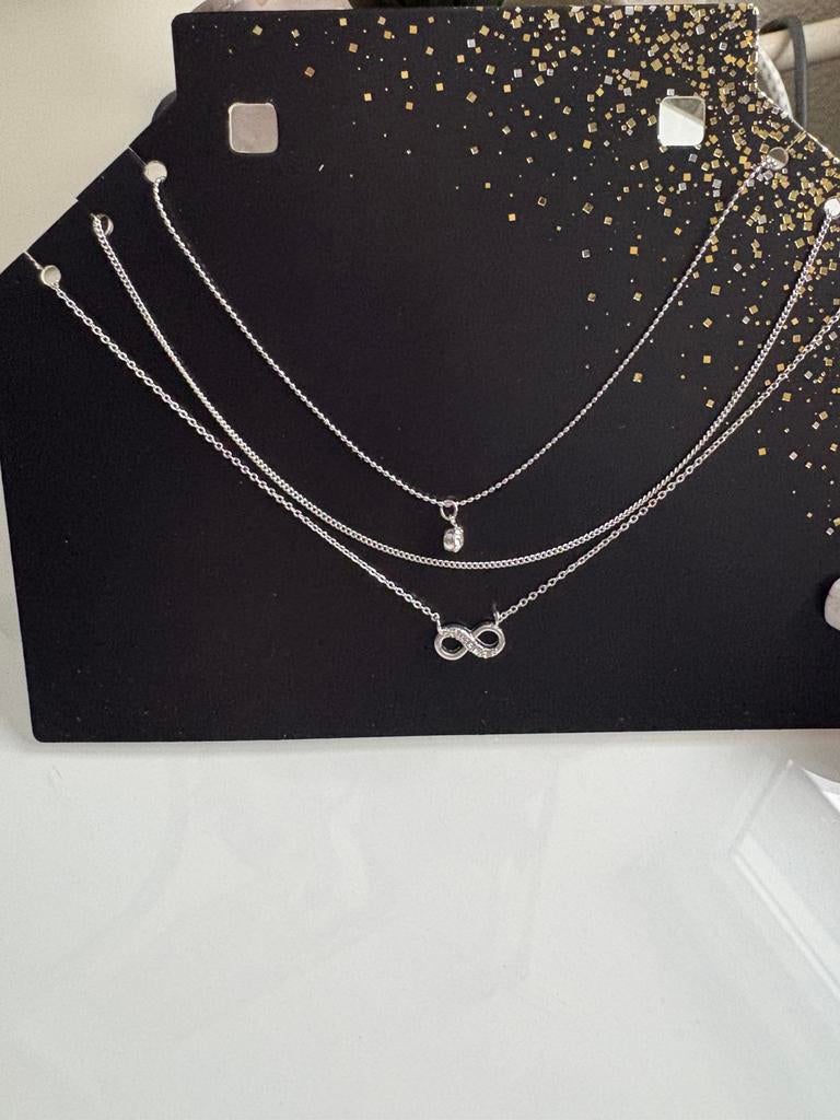 Nieuwe zilverkleurige ketting drie stuks, Overige materialen, Ophalen of Verzenden, Zo goed als nieuw, Zilver